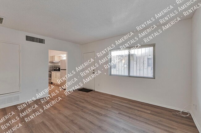 Photo - 749 E 6th St