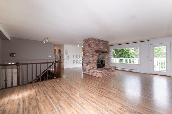 10706 Lakeside Ave NE