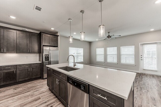 Photo - Limited-Time Offer: 2 Weeks Free on Modern... Unidad EAGW