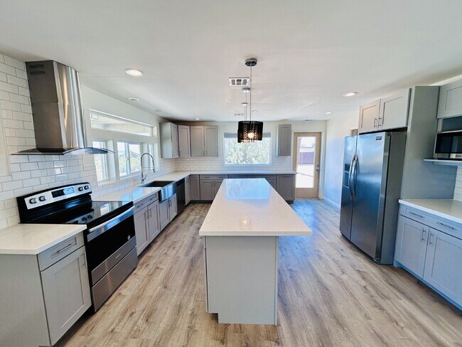Gorgeous 3 bd, 2.5 ba on 1 acre