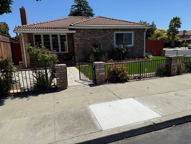 SINGLE STORY DOLL HOUSE ON CORNER LOT...3 ... - SINGLE STORY DOLL HOUSE ON CORNER LOT...3 ...