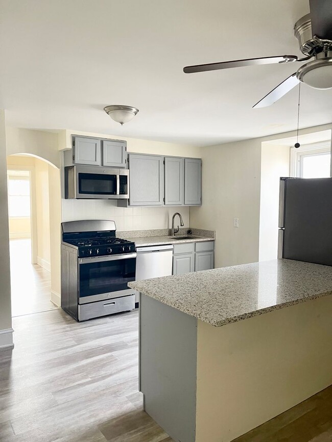 Building Photo - 5119 Hazel Ave Unit 5119-3FL