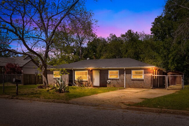 Charming & Newly Renovated 4 Bedroom 2 Bat... - Charming & Newly Renovated 4 Bedroom 2 Bat... House