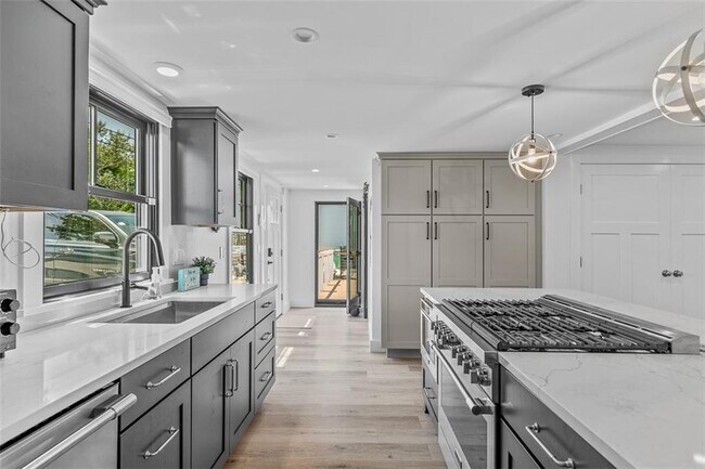 Photo - 319 Riverside St