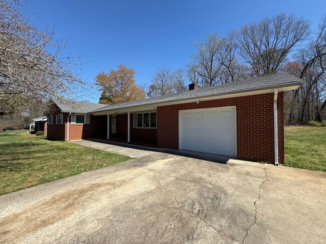 Photo - 831 Delmonte Dr NW