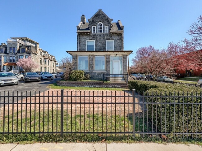 Building Photo - 1701 N Front St Unit 1R