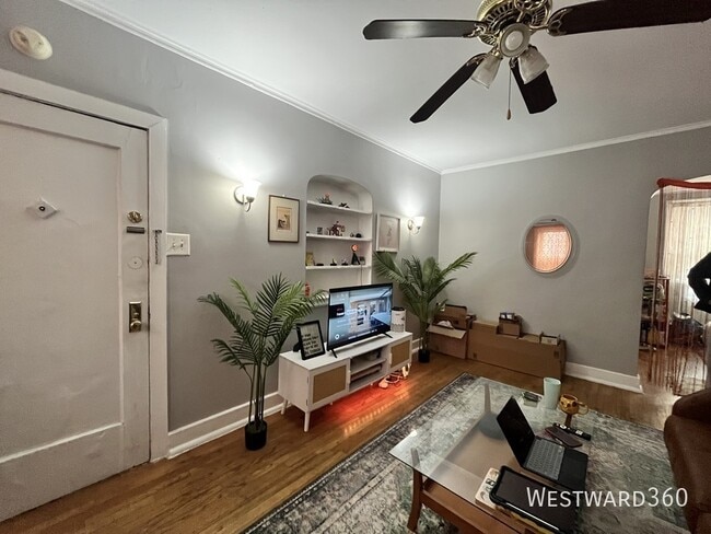 Building Photo - 1626 W Sherwin Ave Unit 1S