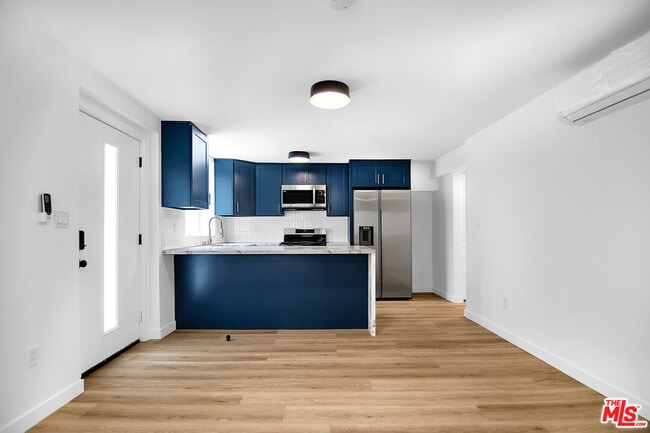 Photo - 1021 N Genesee Ave Unidad 12