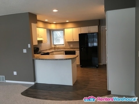 Building Photo - 712-26 1/8 26 1/8 St Rental