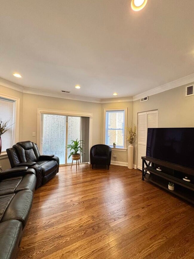 Photo - 7048 N Damen Ave Unit 2w