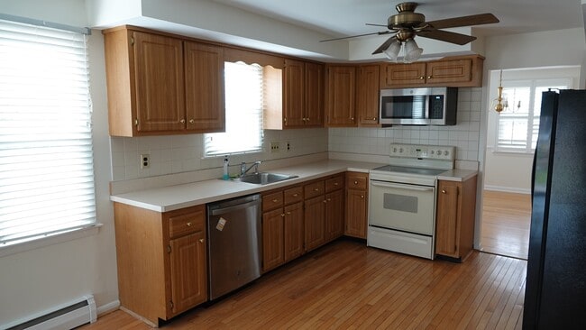 Photo - 593 Watford Ln