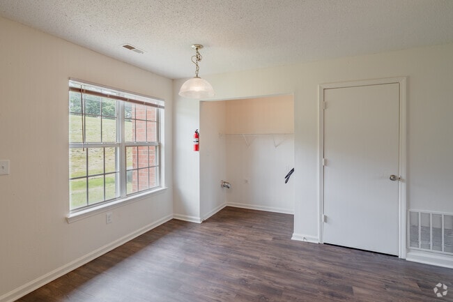 3BR, 2BA - 1300SF, Dining Area