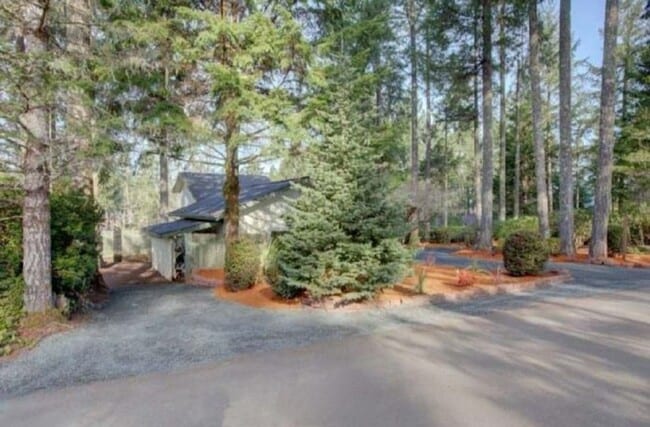 Building Photo - 880 E Country Club Drive East