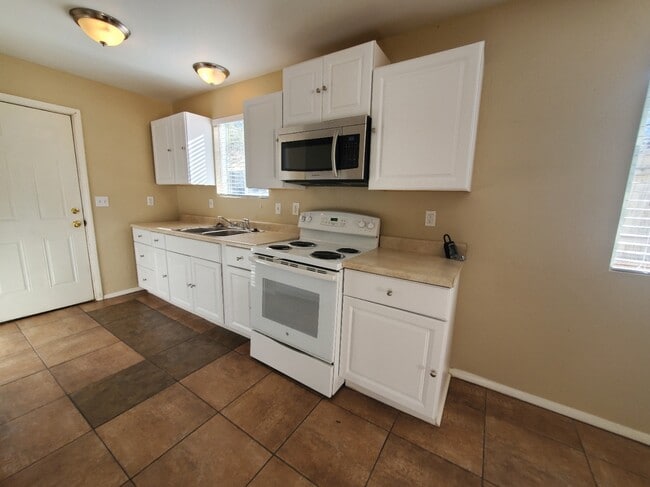 Photo - 2775 2855 W