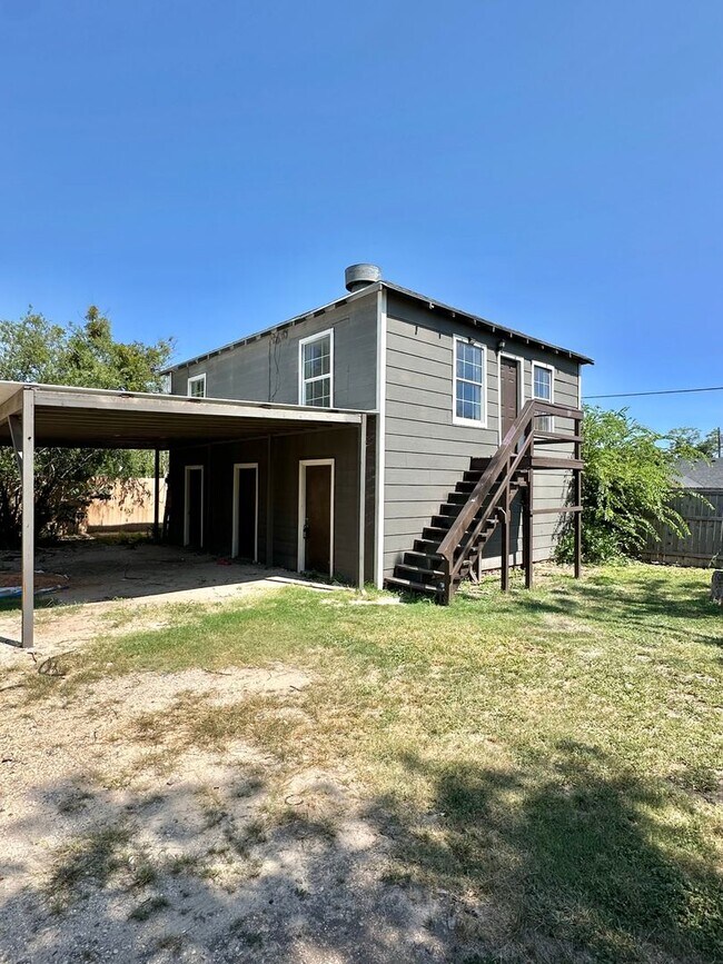 NOW AVAILABLE - Remodeled 1 Bedroom Apartm... - NOW AVAILABLE - Remodeled 1 Bedroom Apartm... House