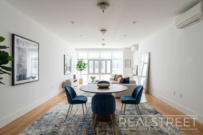 Building Photo - LUXURY LOFT in Queens!
