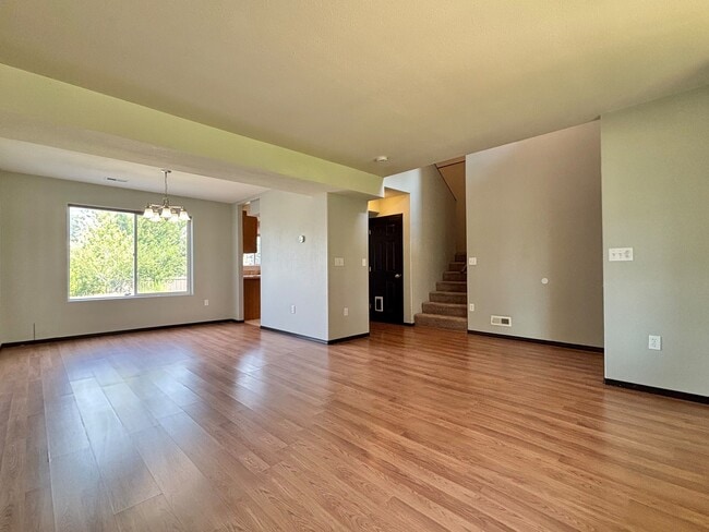 Photo - 905 Spence St