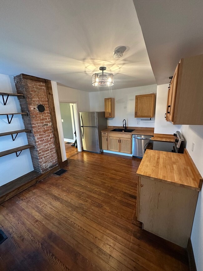 125 W Corwin St