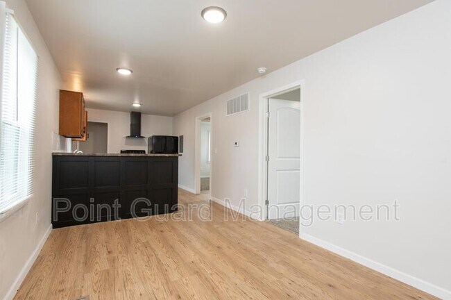 Photo - 2216 Topeka St