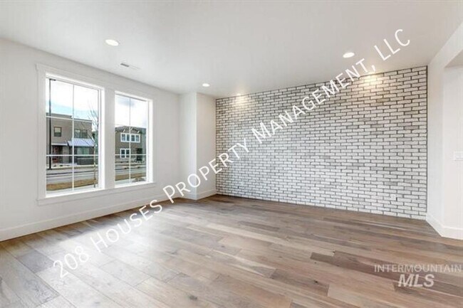 Immaculate Townhome in Harris Ranch