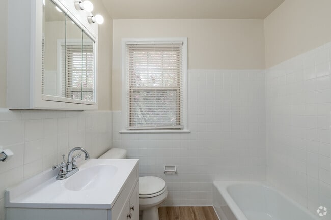 2BR, 1BA - 1,000SF - Bathroom