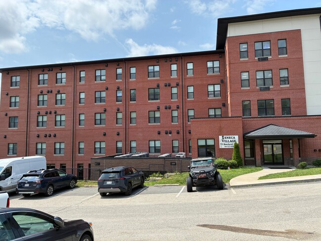 Building Photo - 711 Beechurst Ave Unit 201
