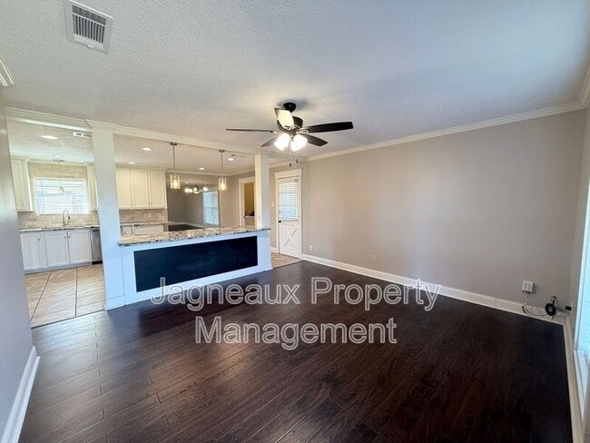 Photo - 2528 St Joseph St