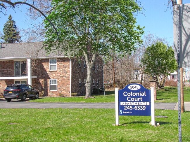 Photo - Colonial Court Apartments