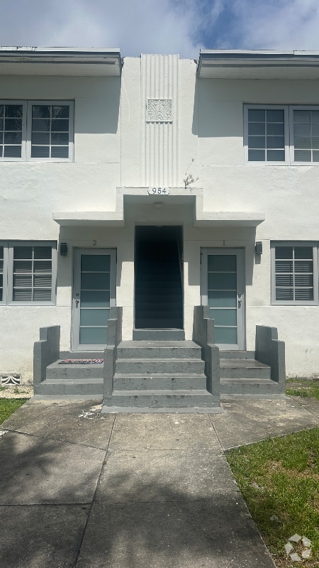 Building Photo - 954 SW 2nd St Unit #2 Rental