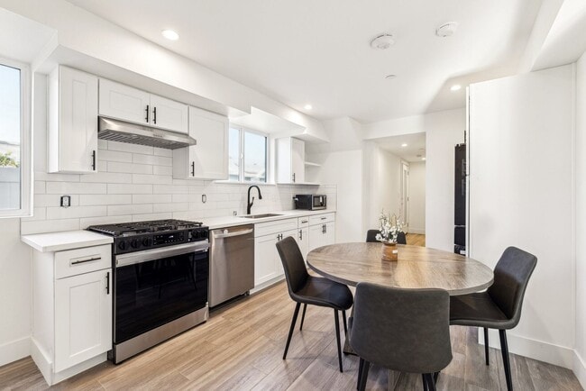MH 1252 W 37th St