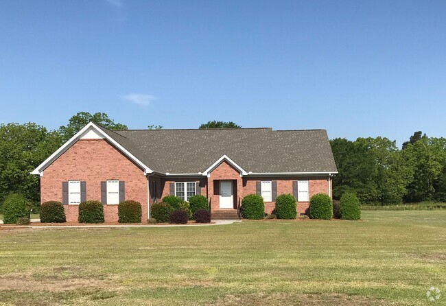 Building Photo - 4 bd 2 bth all brick w/ 2 car garage locat... Rental