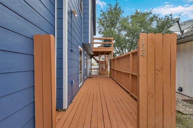 Photo - 124 April Point Dr N