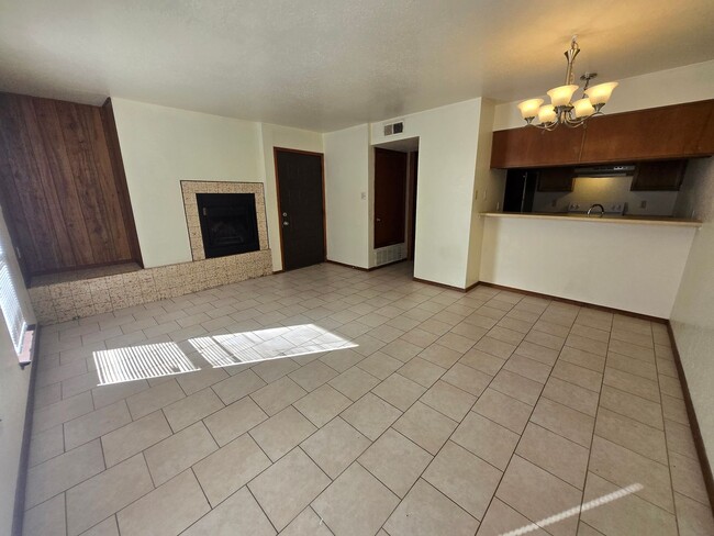 Building Photo - 2806 W. Fourth Unit Apt D (131)