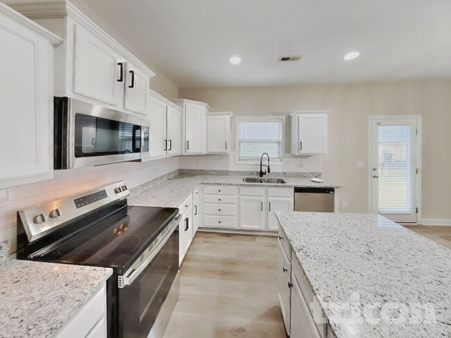 Photo - 1056 Lindyn Lee Wy