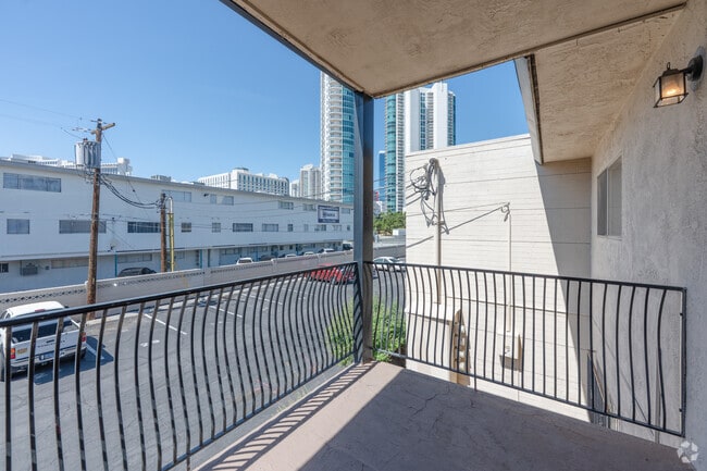 1BR, 1BA - 850SF - Balcony - Park Arms Apartments