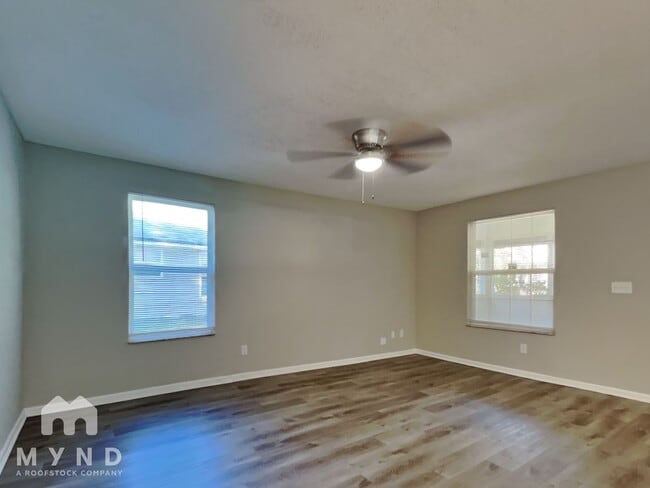 Photo - 2908 Spencer St