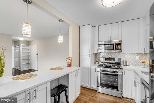 Building Photo - 6139 Leesburg Pike Unit 604 Rental