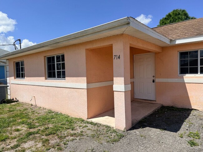 Building Photo - 3 Bedroom 2 Bath Duplex