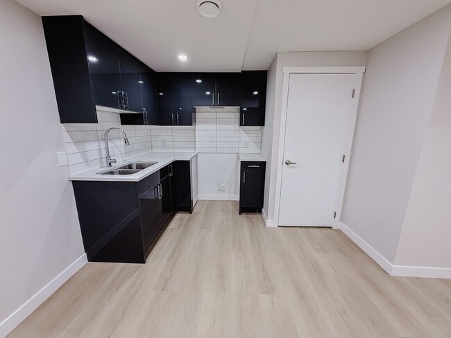 612-656 56 Ave SW