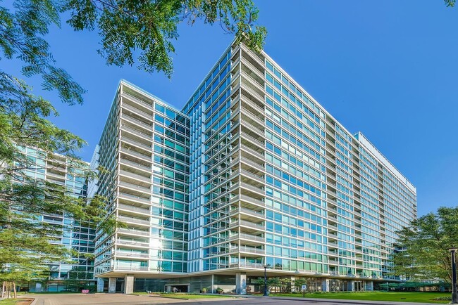 Building Photo - 9715 Woods Dr Unit 1209