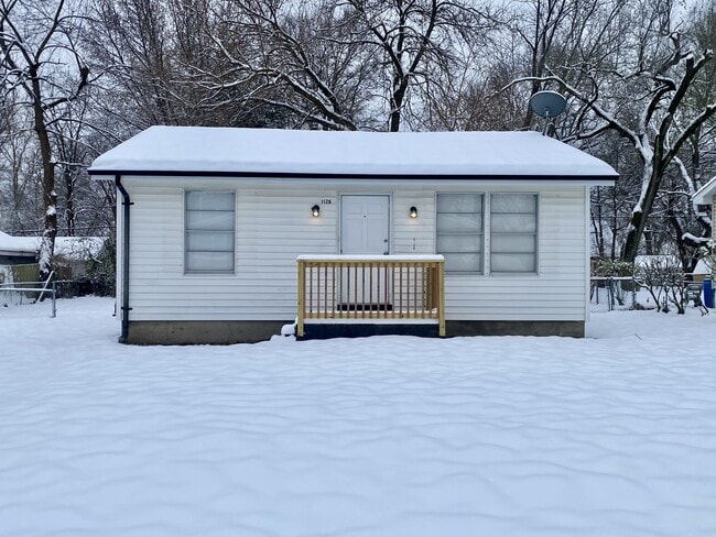 Building Photo - 1128 Maple Ave