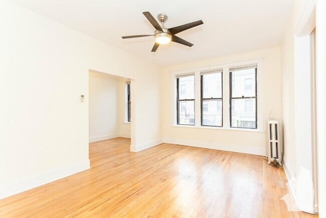 Building Photo - 2704 N Sawyer Ave Unit 311 Rental