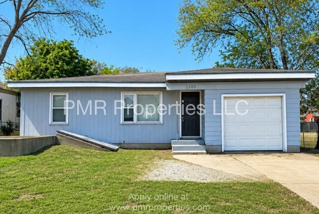 Building Photo - 2 Bedrooms / 1 Bathroom House