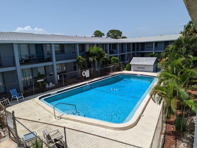 Building Photo - Starter Apartment, 2/1 with Water&Sewer, Community Pool