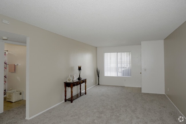 2BR, 1BA – 1012 SF