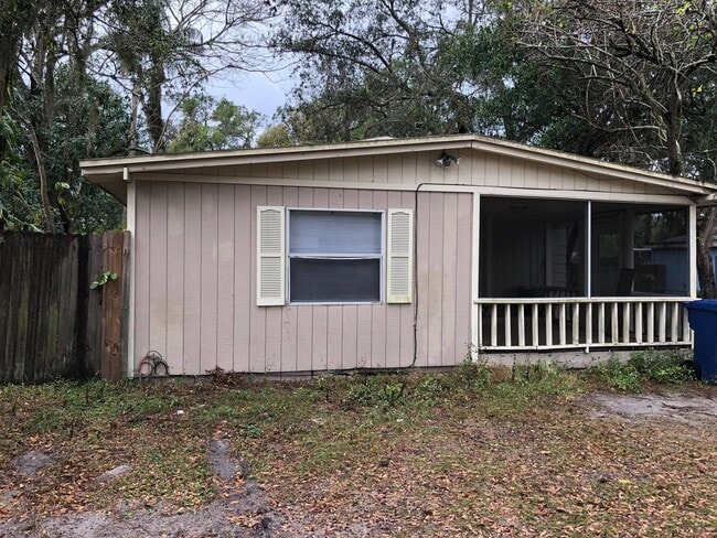 Building Photo - Single Family Home 4Bed/2Bath+nice size back yard ready Mid-June 2026 $1750/month