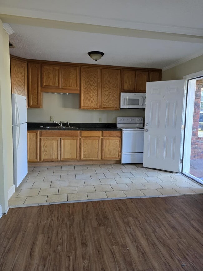 Photo - 836 Northside Dr E