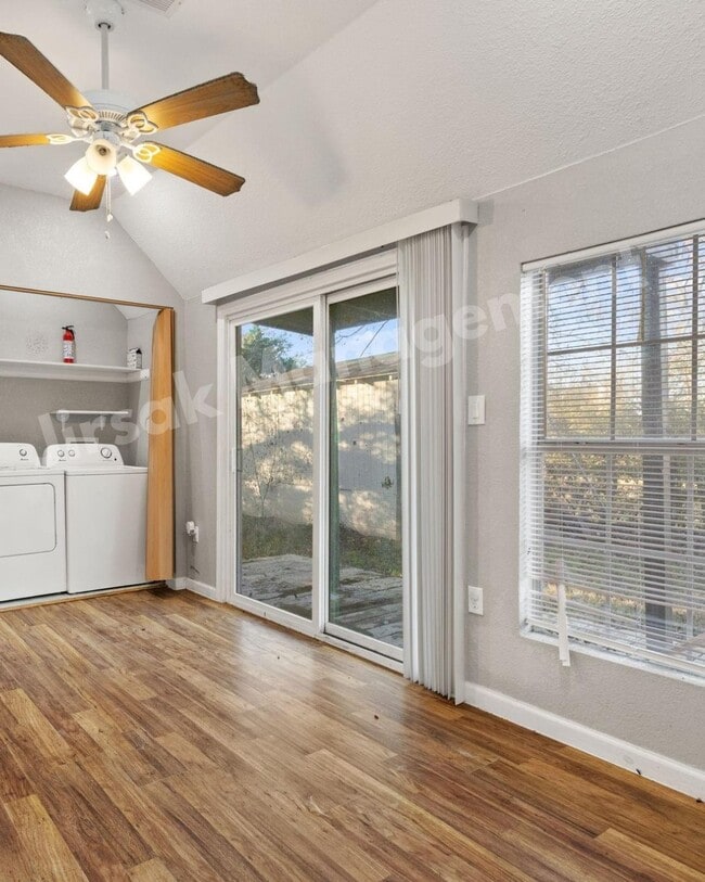 Photo - 202 S Dunbar Ln