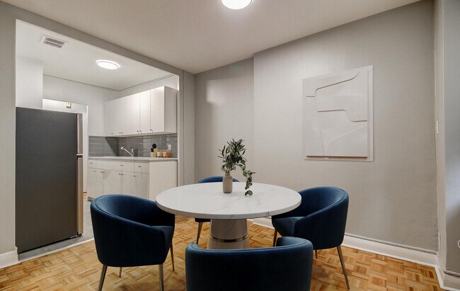 Photo - 1639 Bloor St