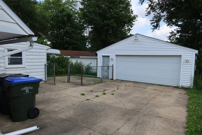 Photo - 1637 Hanover St